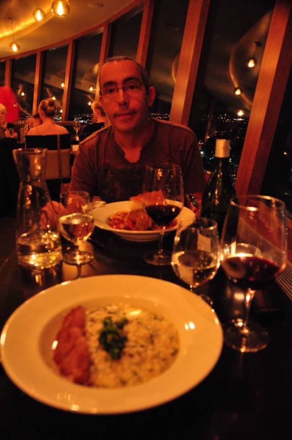 Um delicioso jantar no restaurante giratório da torre mais alta de Calgary, no Canadá